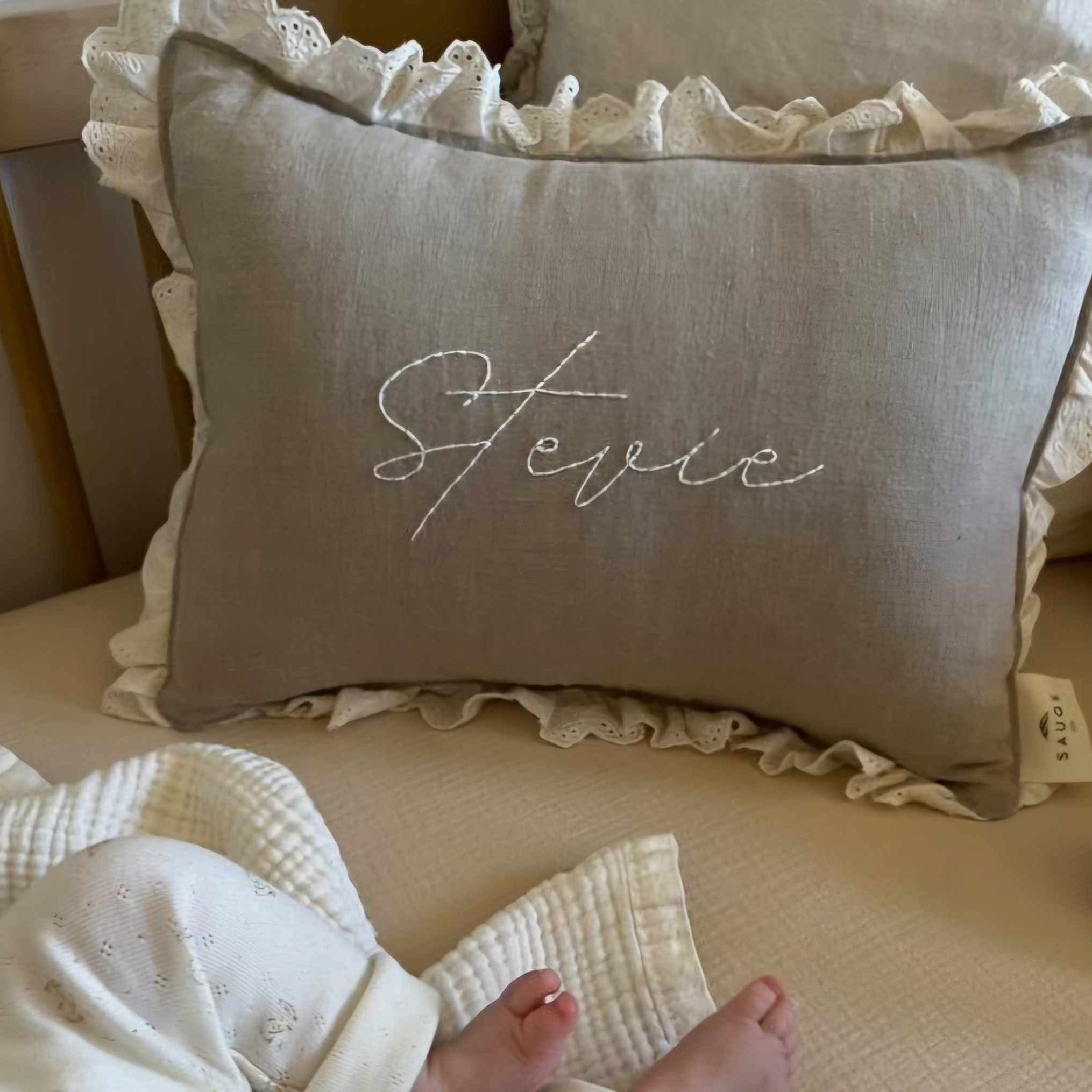 Oreillers personnalisés et volants en dentelle – plusieurs couleurs