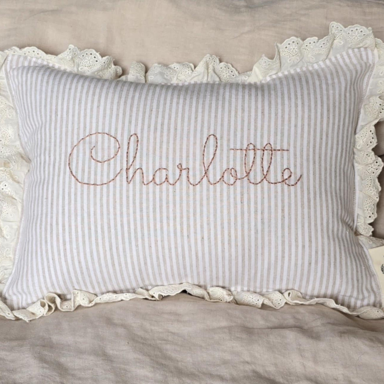 Oreillers personnalisés et volants en dentelle – plusieurs couleurs